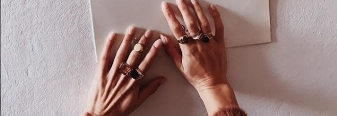 Un anello per ogni dito come Levante, il must have della primavera spopola su Instagram