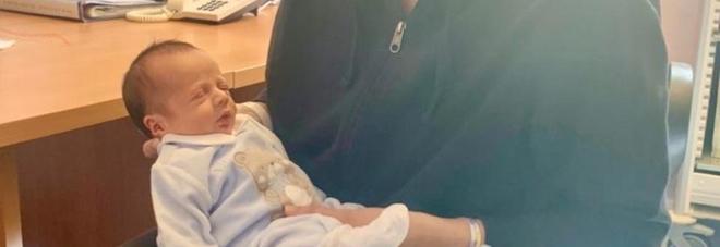 Maria Cristina Sparagno, 38 anni, oculista, con il suo piccolo Lorenzo a dieci giorni dal parto, Roma