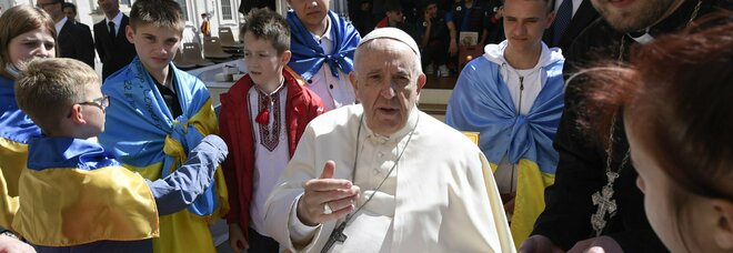 Papa Francesco e «l'umiliazione della gamba che non va»: a rischio i viaggi