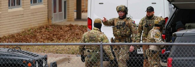 Texas, uomo armato si barrica con 4 ostaggi in sinagoga: chiede il rilascio della sorella Lady Al Qaida, in carcere per terrorismo