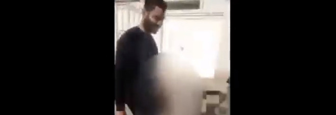 Iran, decapita la moglie e va in giro con la testa mozzata: il video choc