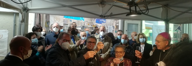 Pompei, la farmacia storica compie 50 anni: festa con l'arcivescovo