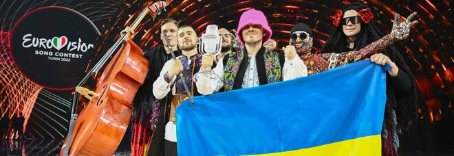 Kalush Orchestra, la band che ha vinto l'Eurovision ha venduto il trofeo per 800mila euro: finanzieranno droni per Kiev