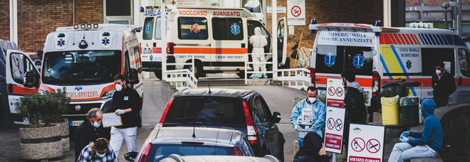 Covid a Napoli, gli ospedali nel caos: Cotugno sotto assedio come un anno fa