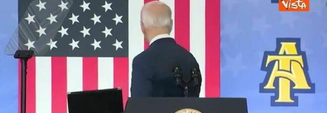 Joe Biden, che figuraccia sul palco: si gira a tendere la mano, ma non c'è nessuno
