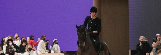 Charlotte Casiraghi a cavallo apre la sfilata Chanel a Parigi