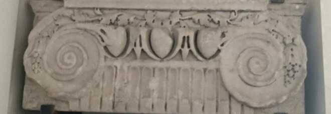 Pozzuoli, ritrovato un capitello di età romana rubato nel 1988: sarà sistemato nell'Anfiteatro Flavio
