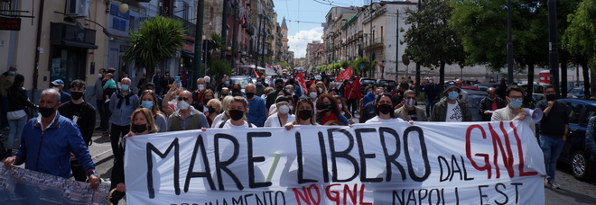 Napoli Est, 200 persone in strada contro l'impianto Gnl a Vigliena