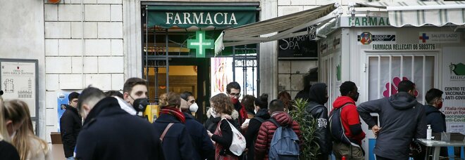 Tamponi in farmacia a Napoli, previsto boom a Capodanno: «Intanto somministrate 170mila dosi di vaccino»
