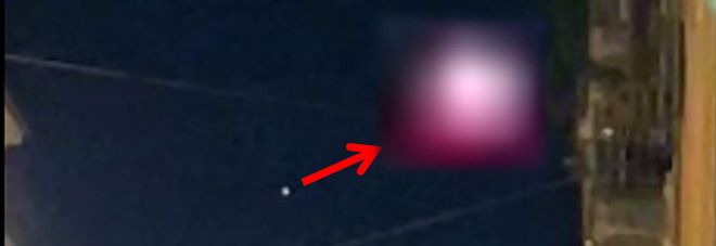 Nuovo avvistamento ufo sul Vesuvio: un uomo filma nel cielo una strana luce rossa in movimento