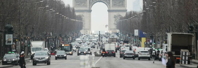 Francia, arriva il Super Green pass: in vigore da lunedì. Oggi oltre 525mila casi