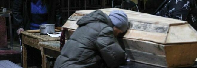 Ucraina, «Ho sepolto mamma in giardino»: l'agonia senza fine di Mariupol. «Qui i bambini muoiono di fame e sete»