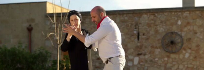 Checco Zalone, il nuovo video “La Vacinada” con Helen Mirren è già un tormentone