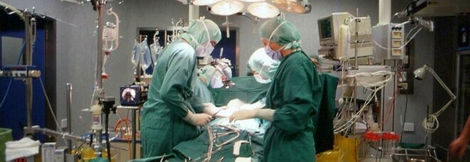 Udine, ingerisce un orologio di plastica e rischia la morte: operato d'urgenza un uomo di 52 anni