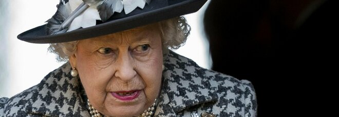Elisabetta, primo Natale senza Filippo ma non in solitudine: Carlo e Camilla raggiungeranno la regina a Windsor