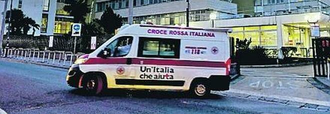 Napoli, l'odissea in ospedale del paziente con la gamba fratturata: «Abbandonato»