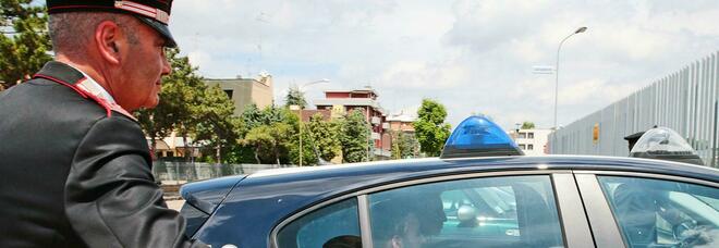 Pescara, bimbo intrappolato nell'auto della madre: salvato dai carabinieri