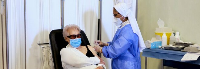 Vaccini Lazio, tocca ai 60-61enni. Cambia il piano, posti prioritari ai fragili