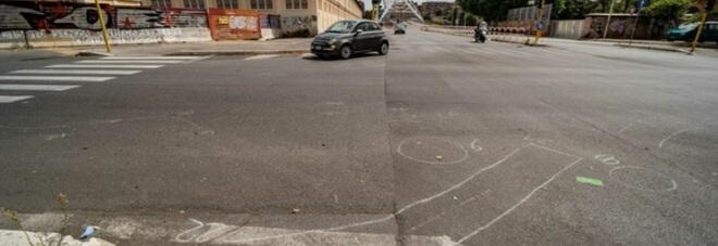 Roma, auto si schianta contro uno scooter e fugge: muore ragazzo di 26 anni. Rintracciato il presunto pirata