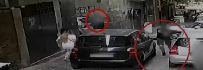 Agguato ai Quartieri Spagnoli, feriti due passanti: diciotto anni al baby killer 16enne