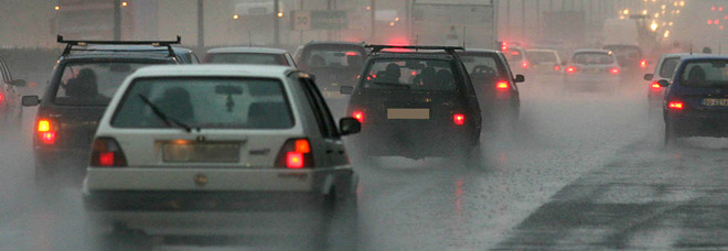 Roma, pioggia e raffiche di vento: traffico in tilt sul raccordo anulare