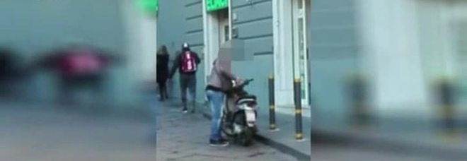 Napoli, falso cieco guidava lo scooter e aveva anche la patente: sequestrati 110mila euro