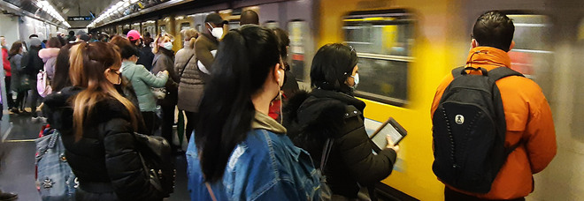 Campania zona arancione, bus e metro presi d'assalto: «Rivedere gli orari delle scuole»