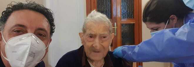 Covid Frosinone, nonno Gerardo si vaccina a 105 anni: «Fatevelo anche voi, vivrete meglio»