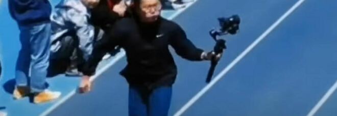 Cina: cameraman gara sui 100 metri più veloce degli atleti