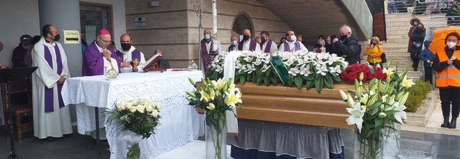 Benevento, l'ultimo saluto a don Raffaele: addio al parroco ucciso dal Coronavirus