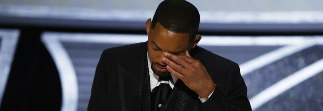 Will Smith piange durante il suo discorso dopo l'Oscar e il pugno a Chris Rock: «L'amore mi fa fare cose folli»