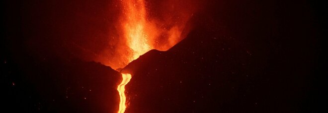 Vulcano Canarie, tre nuove colate di lava: investita area industriale, evacuate 3.500 persone