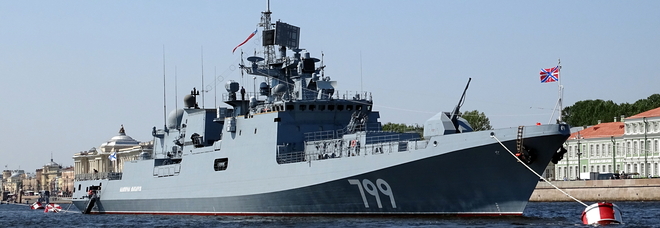 Nave Petrel in fiamme, la seconda fregata da guerra russa più grande dopo il Moskva: colpita da un missile di Kiev