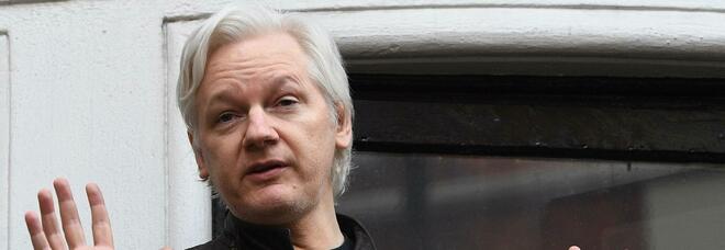 Julian Assange sposa la sua ex avvocata Stella Moris: la cerimonia in carcere