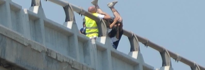 Ragazzo minaccia di buttarsi dal viadotto: nessuna spiegazione ai soccorritori