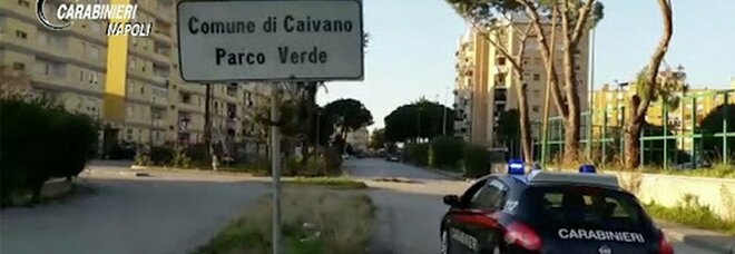 Parco Verde di Caivano, spacciatore 21enne si nasconde tra le siepi: arrestato dai carabinieri