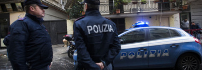 Napoli, ruba cellulare e aggredisce i poliziotti: arrestato 23enne napoletano