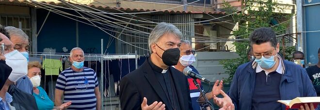 Napoli, l'arcivescovo Battaglia ai bipiani di Ponticelli: preghiera con i residenti