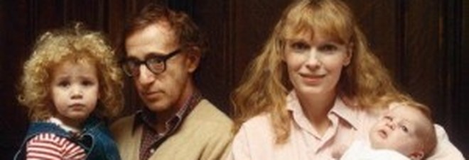 Woody Allen con la figlia adottiva Dylan insieme con Mia Farrow e l'altro figlio Ronan