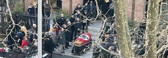 Choc nella Chiesa di Roma per una bandiera nazista al funerale, simbolo inconciliabile con Cristo
