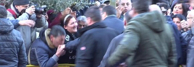 «Bacio a Salvini? Sì, ci dà i soldi» Ma il rione accusa: sei un traditore
