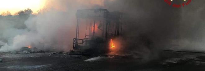 Roma, un altro bus in fiamme: paura sull'Ardeatina