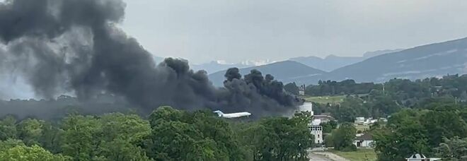 Ginevra, esplosione e fiamme in un edificio vicino l'aeroporto: dirottati tutti i voli