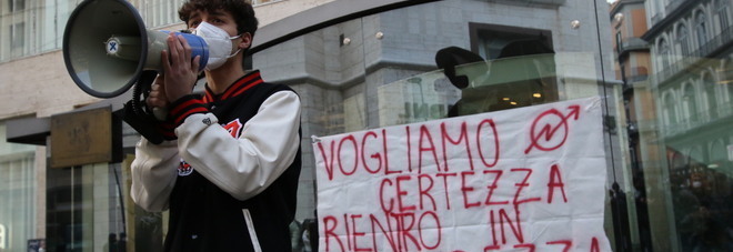 Scuole Campania, a Napoli studenti delle superiori in piazza: «No Dad ma rientro in classe in sicurezza»