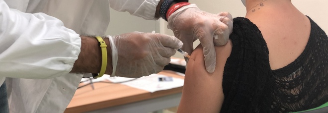 Vaccini, Open day al palo a Napoli. È il flop delle prime dosi: «In due giorni solo 403 fiale»