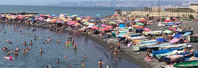 Napoli, via ai tuffi nel mare vietato: folla sulla spiaggia di San Giovanni a Teduccio