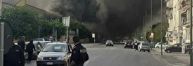 Incendio a Napoli oggi, brucia il campo rom di Gianturco: «Nube tossica, aria irrespirabile»