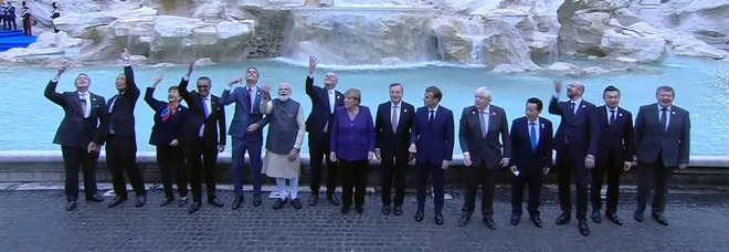 G20, i leader a Fontana di Trevi per il tradizionale lancio della monetina (ma Biden è assente)