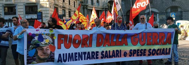 Napoli, il sindacalismo di base in piazza contro la guerra: «Abbassate le armi ed alzate i salari»