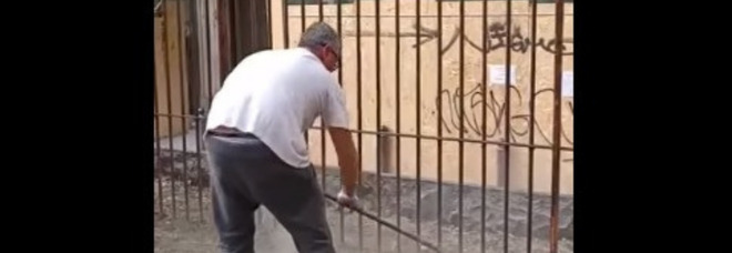 Napoli, ex parcheggiatore abusivo ripulisce il belvedere di via Aniello Falcone dai rifiuti